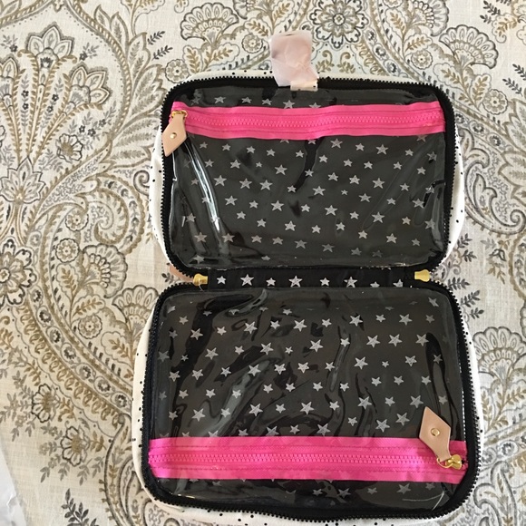 BENEFIT’S TOILETRY CASE - Picture 4 of 5